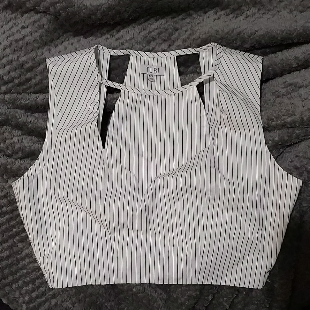 Tobi crop top w cutouts
